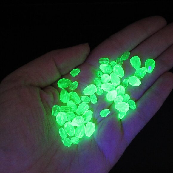 50 UG teardrop beads - Picture 1 of 9